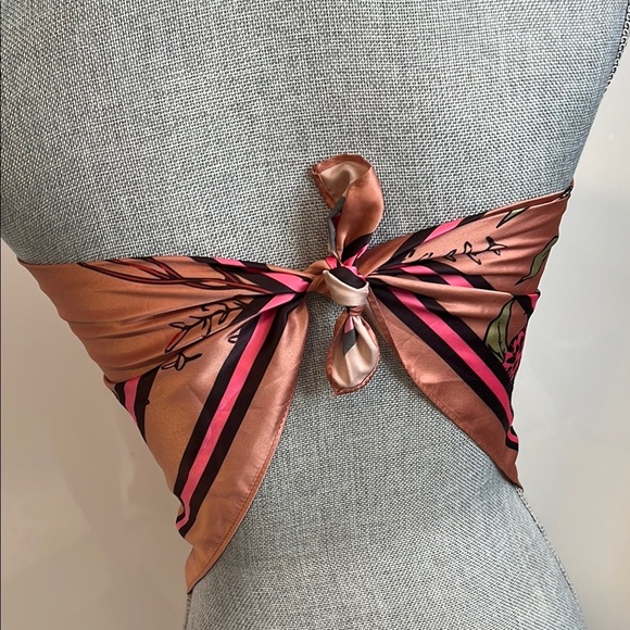 Jessica Simpson NWOT Floral Beige and Pink Square Scarf 27 x 27 - Picture 4 of 7